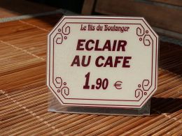 Modèle présenté ici : compétement imprimé, existe avec espace libre pour noter le prix ( stylo effaçable à alcool offert ) Nom du magasin noté sur chaque plastiquette<br />- Textes différents sur chacune des plastiquettes.<br />- Nom des produis notés<br />- Case réinscriptible pour noter les prix<br /> &nbsp;ou prix imprimés ( selon votre choix )<br /><br />Possibilité de commander les plastiquettes compètement non inscrites<br /><br />- Stylo effaçable à &nbsp;alcool fourni gratuitement<br /><br />- Avec support incorporé pour viennoiseries, &nbsp;gâteaux et &nbsp; &nbsp; produits salés etc....<br />- Epaisseur 370 microns ( épaisseur similaire à une carte de crédit )<br />- Incassable <br />- Entretien facile<br />