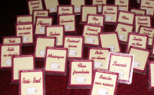  Nom du magasin noté sur chaque plastiquette<br />- Textes différents sur chacune des plastiquettes.<br />- Nom des produis notés<br />- Case réinscriptible pour noter les prix<br /> &nbsp;ou prix imprimés ( selon votre choix )<br /><br />Possibilité de commander les plastiquettes compètement non inscrites<br /><br />- Stylo effaçable à &nbsp;alcool fourni gratuitement<br /><br />- Avec support incorporé pour viennoiseries, &nbsp;gâteaux et &nbsp; &nbsp; produits salés etc....<br />- Epaisseur 370 microns ( épaisseur similaire à une carte de crédit )<br />- Incassable <br />- Entretien facile<br />