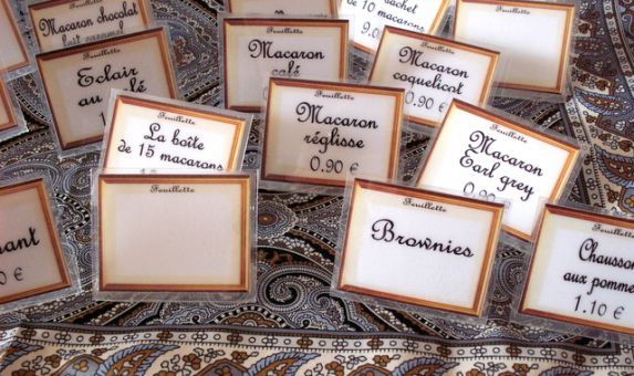 - Nom du magasin noté sur chaque plastiquette<br />- Textes différents sur chacune des plastiquettes.<br />- Nom des produis notés<br />- Case réinscriptible pour noter les prix<br /> &nbsp;ou prix imprimés ( selon votre choix )<br /><br />Possibilité de commander les plastiquettes complètement non inscrites<br /><br />- Stylo effaçable à &nbsp;alcool fourni gratuitement<br /><br />- Avec support incorporé pour viennoiseries, &nbsp;gâteaux et &nbsp; &nbsp; produits salés etc....<br />- Epaisseur 350 microns ( épaisseur similaire à une carte de crédit )<br />- Incassable <br />- Entretien facile<br /><br />Propreté et esthétique de vos vitrines